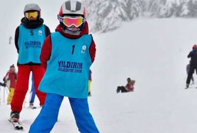 Yıldırımlı çocuklar kayak öğreniyor