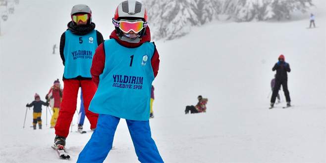 Yıldırımlı çocuklar kayak öğreniyor