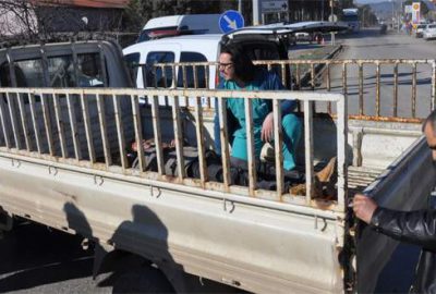 Hastaneye kamyonet kasasında götürüldü