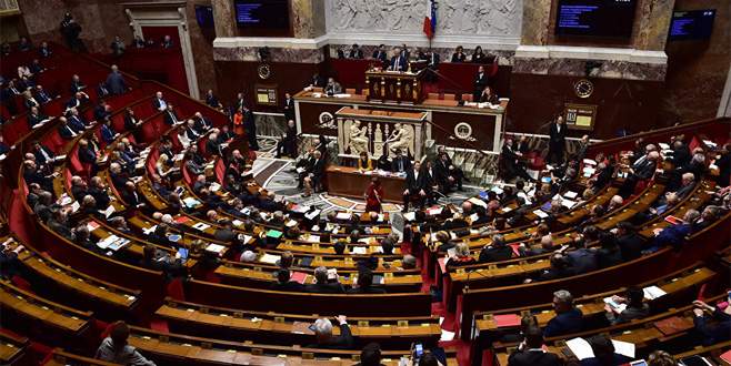 Parlamentoya polis baskını