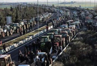 Komşuda çiftçiler yolları kapadı