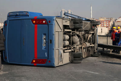 Mahkumları taşıyan araç devrildi