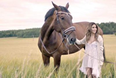 Klip çekiminde attan düştü