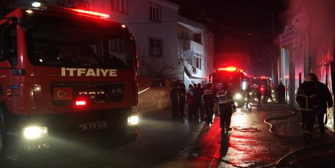 Bursa’da kumaş deposunda yangın