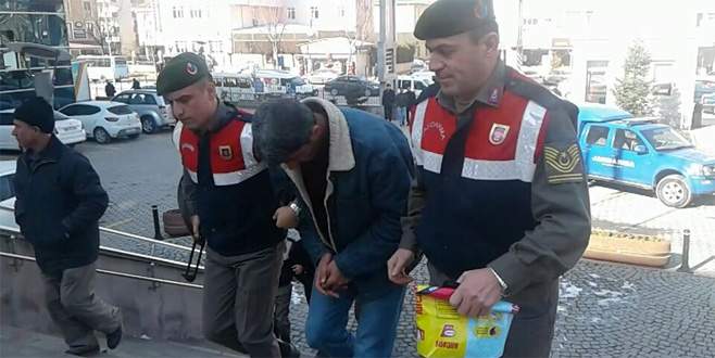 Otostop çekip bindiği araçta gasp edildi