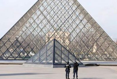 Louvre Müzesi önünde askere saldırı