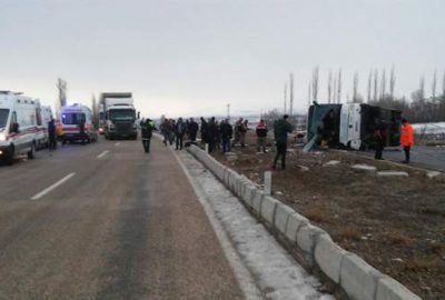Yolcu otobüsü devrildi: 1 ölü, 36 yaralı