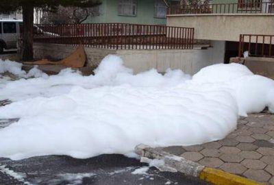 Barajdan gelen köpükler yollara taştı