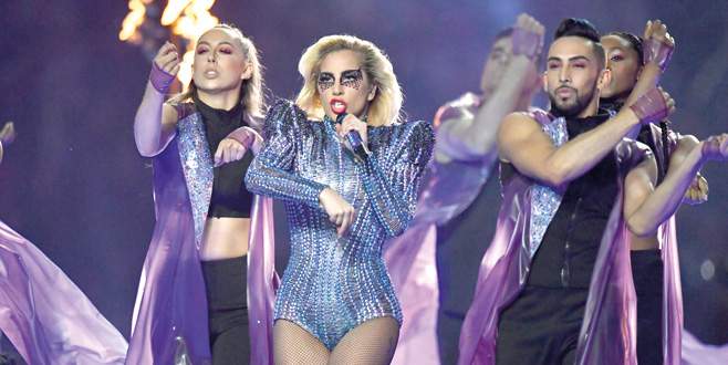 Super Bowl’da süper Gaga
