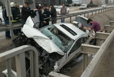 Bariyerlere saplanan otomobilden sağ çıktı