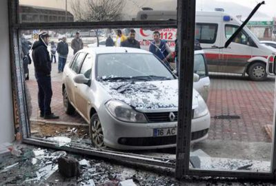 Bursa’da kontrolden çıkan otomobil işyerine daldı