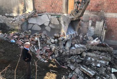 Gemlik’te metruk bina yıkımları devam ediyor