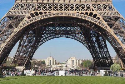 Eyfel Kulesi çevresine kurşun geçirmez duvar