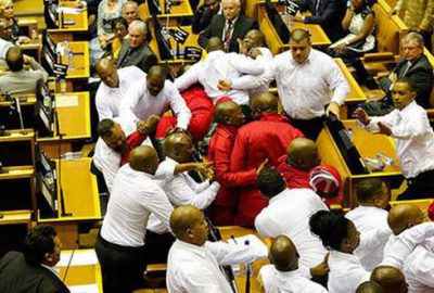 Parlamentoda yumruklar konuştu