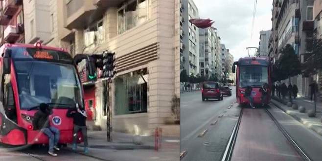 Tramvayın arkasında tehlikeli yolculuk