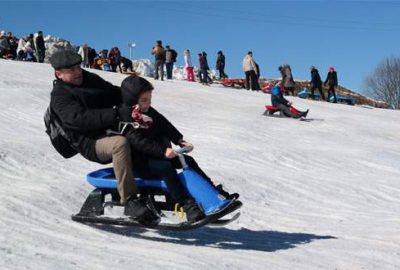 Uludağ’da günübirlikçilerin kızak keyfi