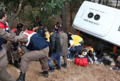 Şenlikten dönen minibüs şarampole yuvarlandı: 2 ölü, 16 yaralı