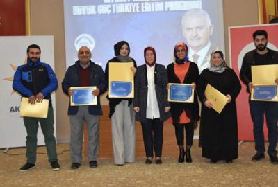 Siyaset akademisi kursiyerlerine sertifika