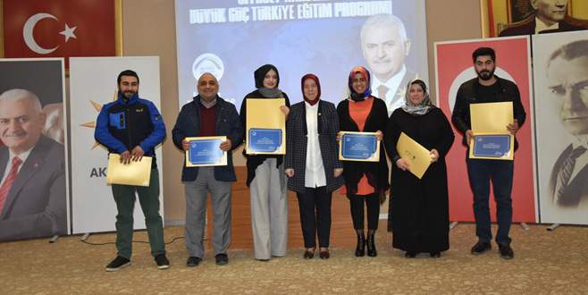 Siyaset akademisi kursiyerlerine sertifika