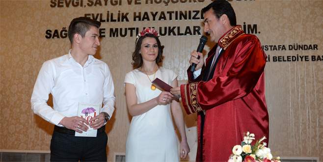 Bursa’daki nikah salonlarında ‘Sevgililer Günü’ mesaisi