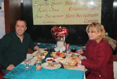 Sevgililer Günü’nde akvaryumda evlilik teklifi