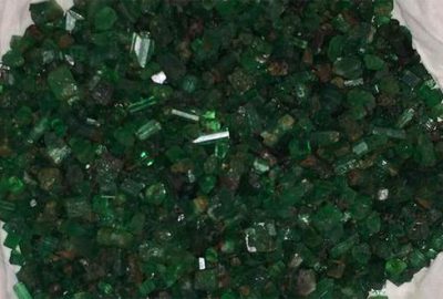 Yarım kilo zümrütü satmaya çalışırken yakalandılar