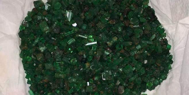 Yarım kilo zümrütü satmaya çalışırken yakalandılar