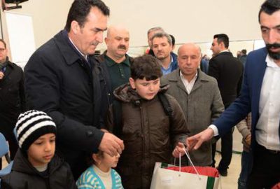 Dündar’dan Suriyeli çocuklara yardım