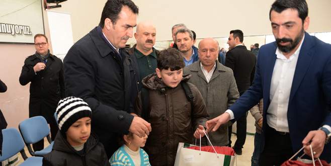 Dündar’dan Suriyeli çocuklara yardım