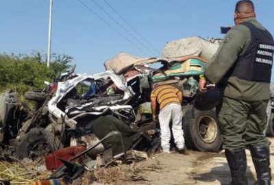 Kamyon ile otobüs çarpıştı: 16 ölü, 50 yaralı