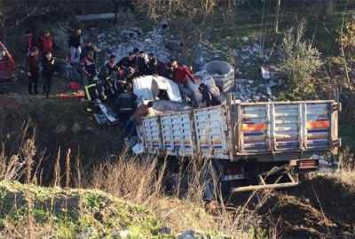 Bursa’da freni patlayan TIR devrildi: 1 yaralı
