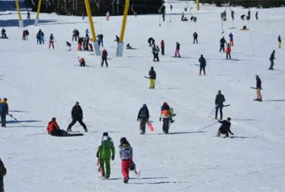 Uludağ’da kayak keyfi sürüyor