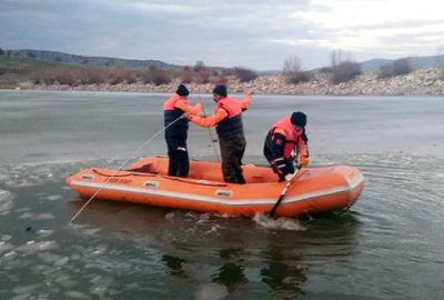Buz tutan gölete düşen çocuk boğuldu