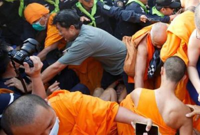 Rahipler polisle çatıştı