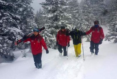 Uludağ’da ‘ölü nokta’da kaybolan kayakçıyı JAK timi kurtardı