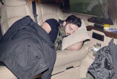 Yorgunluktan arabada uyudu