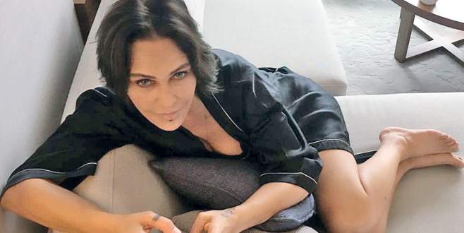 Hülya’dan klip pozu