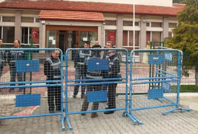 Darbecilerin yargılandığı binanın lağımı taştı