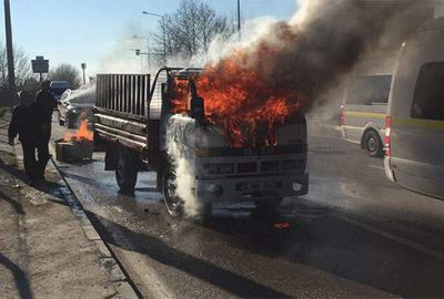 Kamyonet alev alev yandı, sürücüsü canını zor kurtardı