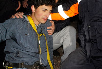 Uçurumda mahsur kalan genç 6 saate kurtarıldı