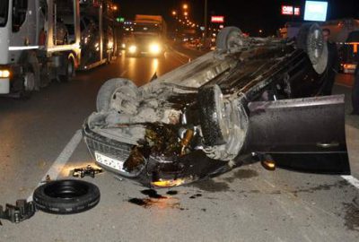 Köpek ölüsüne çarpmamak için takla attı