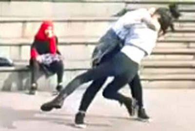 Liseli kızların saç saça kavgası kamerada