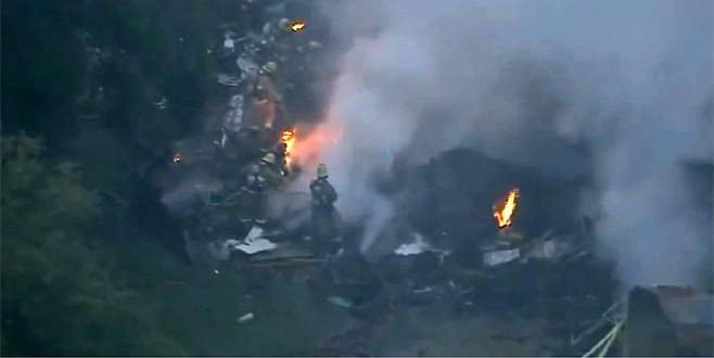 ABD’de evlerin üzerine uçak düştü