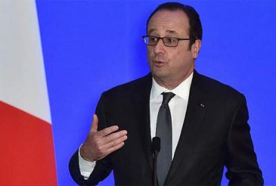 Hollande konuşurken bir askerin silahı ateş aldı