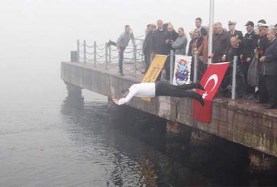 Denize atlayan belediye başkanı fenalaşan dalgıcı kurtardı