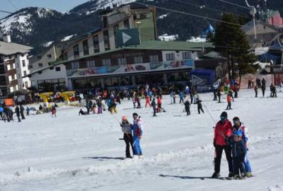 Uludağ’da güneşli havada kayak keyfi