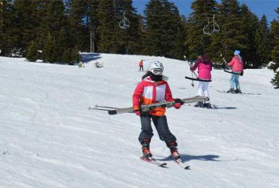 Uludağ’da kayak keyfi sürüyor