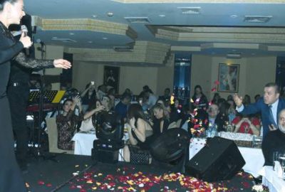 Yoluna güller döküldü!