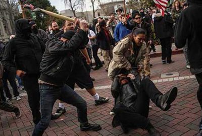 Trump yürüyüşünde iki grup arasında kavga