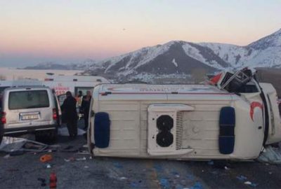 Ambulansla kamyonet çarpıştı: 4 ölü